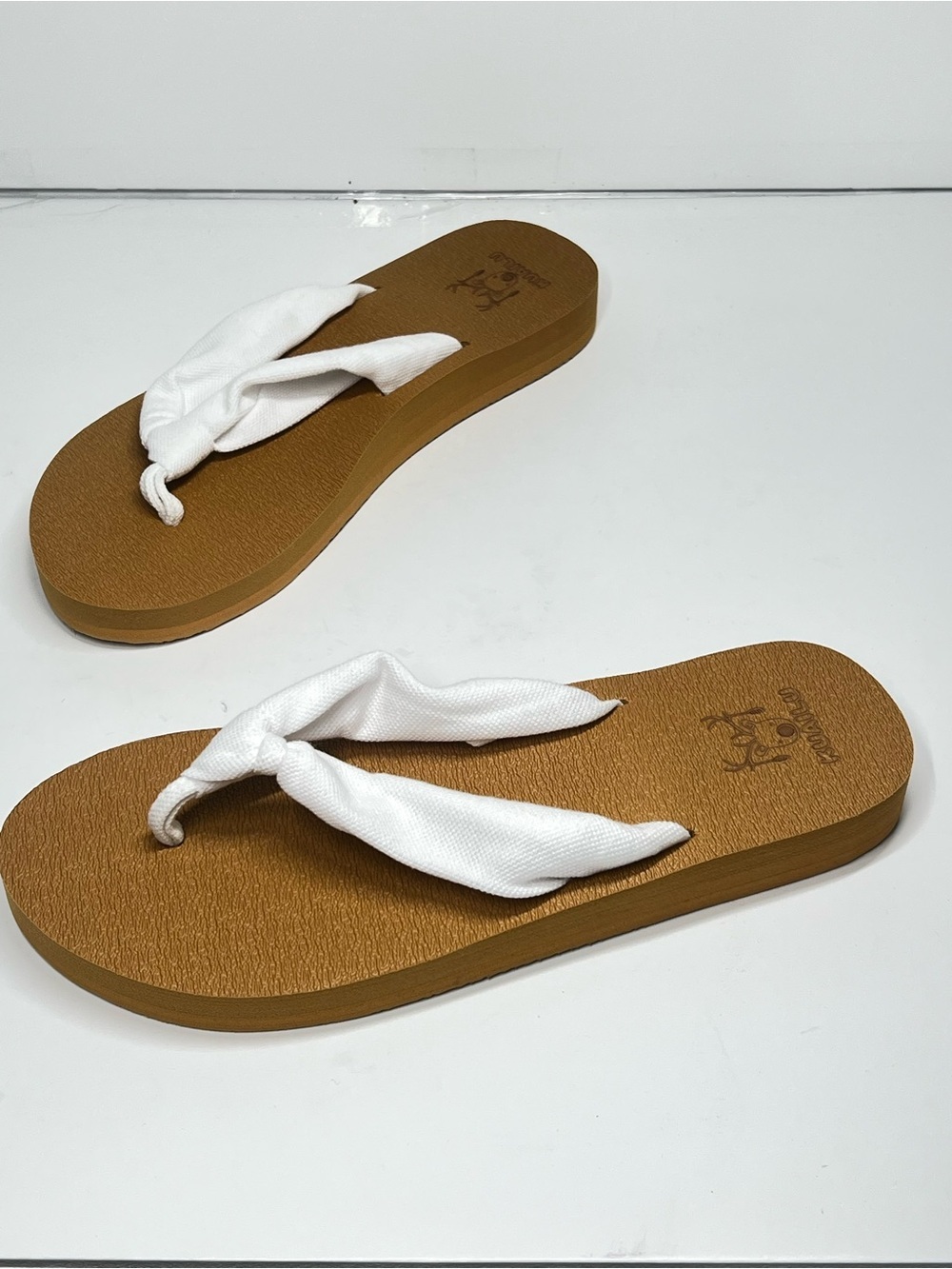 Kauilu White Cloth Strap Sandal size 9